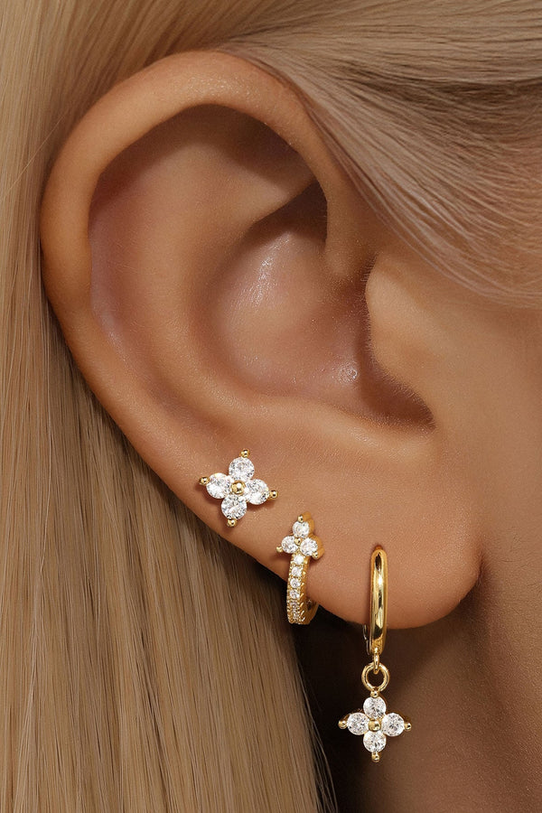 Bianca – Feine goldene Ohrringe mit Lichtreflex.