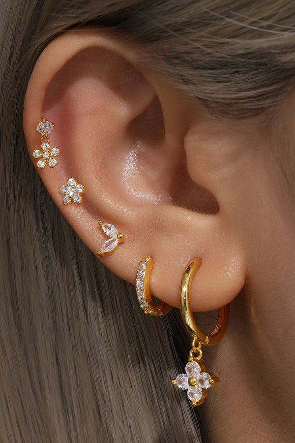 Nora – Zarte goldene Ohrringe mit klarer Form.