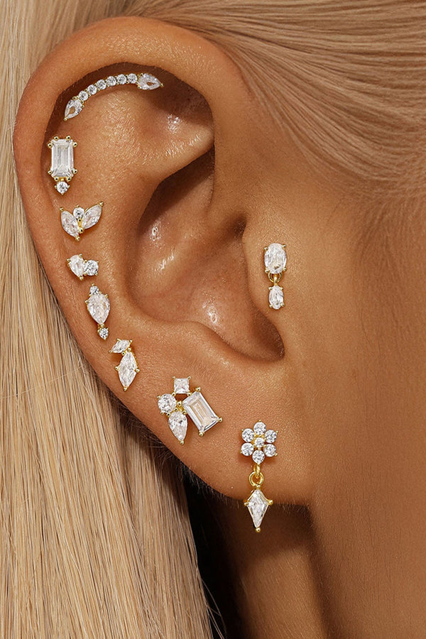 Klara – Zarte goldene Ohrringe mit weicher Linie.