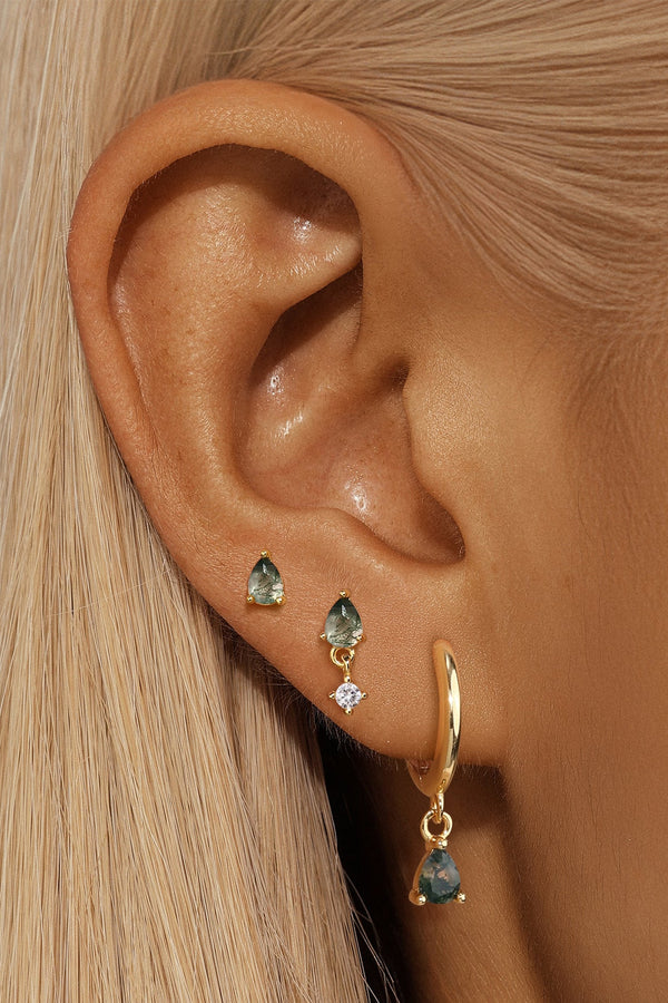 Mona – Goldene Ohrringe mit fließendem Design.