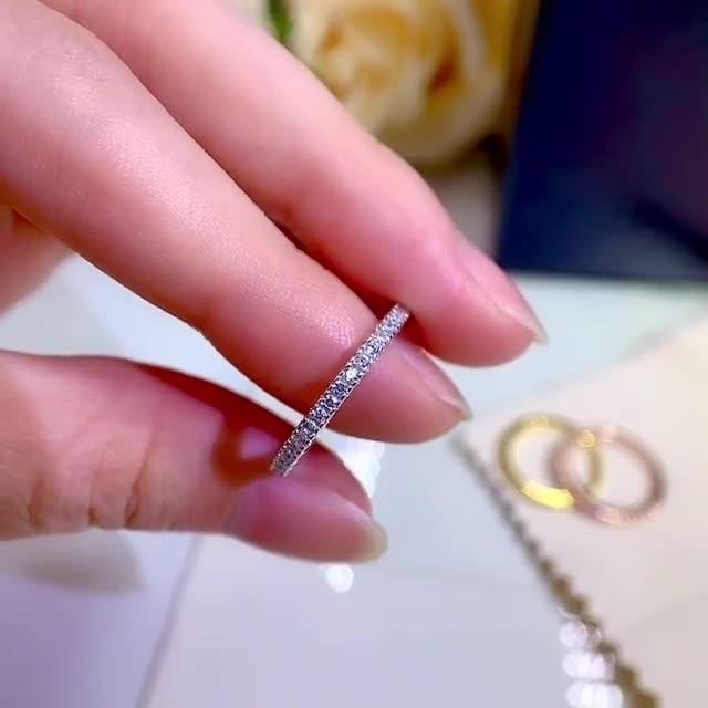 Alisa – Schmaler Eternity-Ring mit funkelnden Steinen.