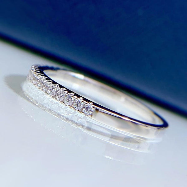 Alisa – Schmaler Eternity-Ring mit funkelnden Steinen.