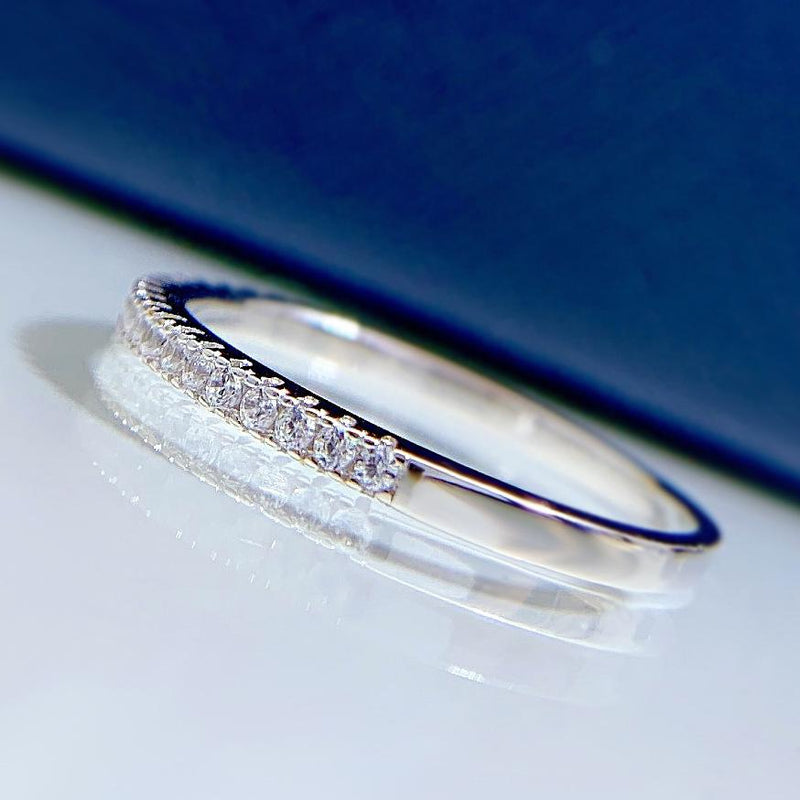 Alisa – Schmaler Eternity-Ring mit funkelnden Steinen.