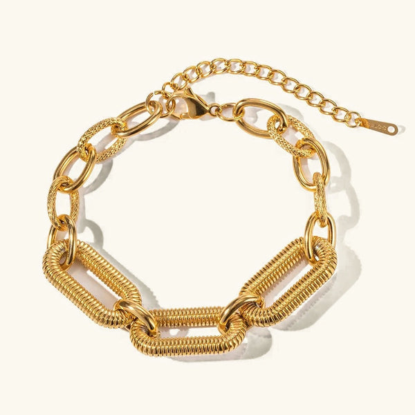 Clara – Goldenes Armband mit schmalem Design.