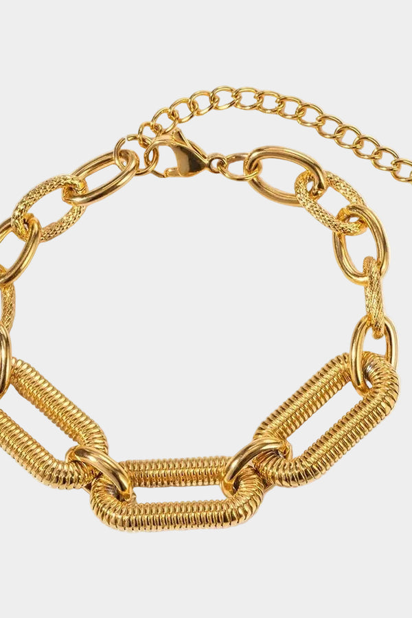 Clara – Goldenes Armband mit schmalem Design.