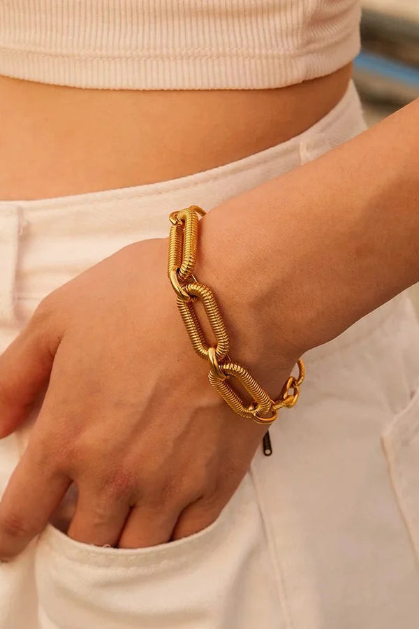 Clara – Goldenes Armband mit schmalem Design.