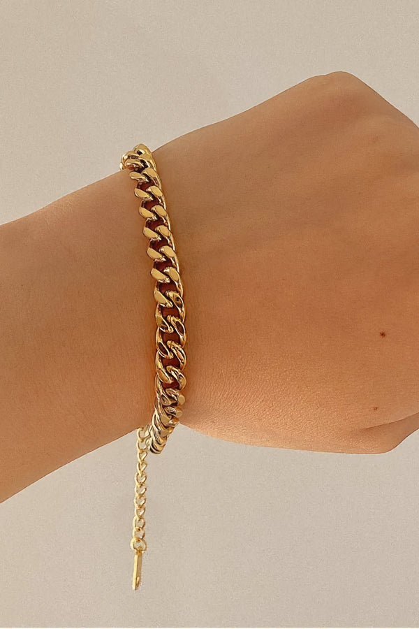 Sophie – Feines Goldarmband mit zartem Anhänger.