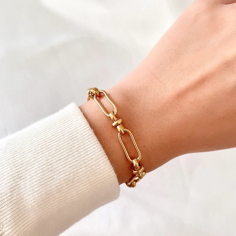 Marisa – Goldenes Armband mit zarter Doppelstruktur.