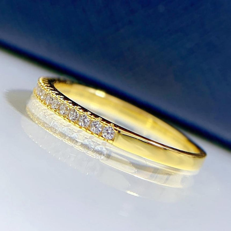 Alisa – Schmaler Eternity-Ring mit funkelnden Steinen.