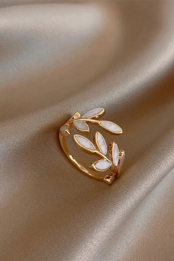 Verstellbarer Ring mit weißem Opal und Gold