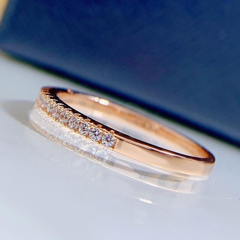 Alisa – Schmaler Eternity-Ring mit funkelnden Steinen.