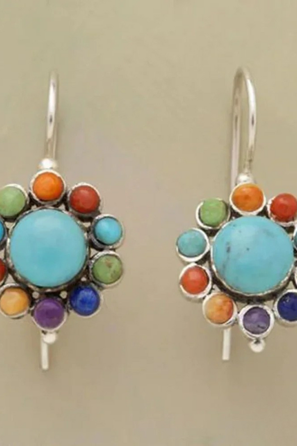 Leonora – Silberne Ohrringe mit ovalem Stein.