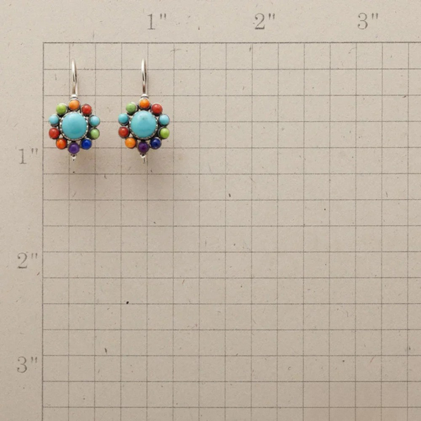 Leonora – Silberne Ohrringe mit ovalem Stein.