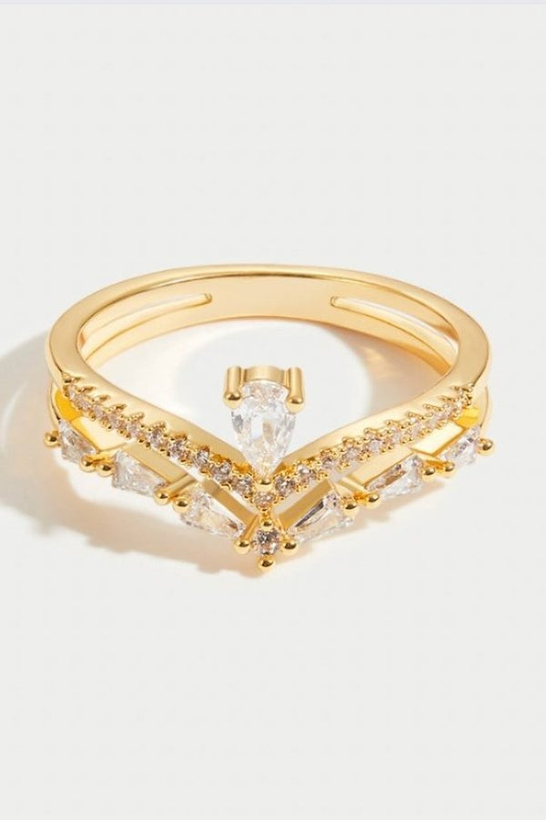 Amira – Goldener Ring mit zartem Glanz und Kristall.
