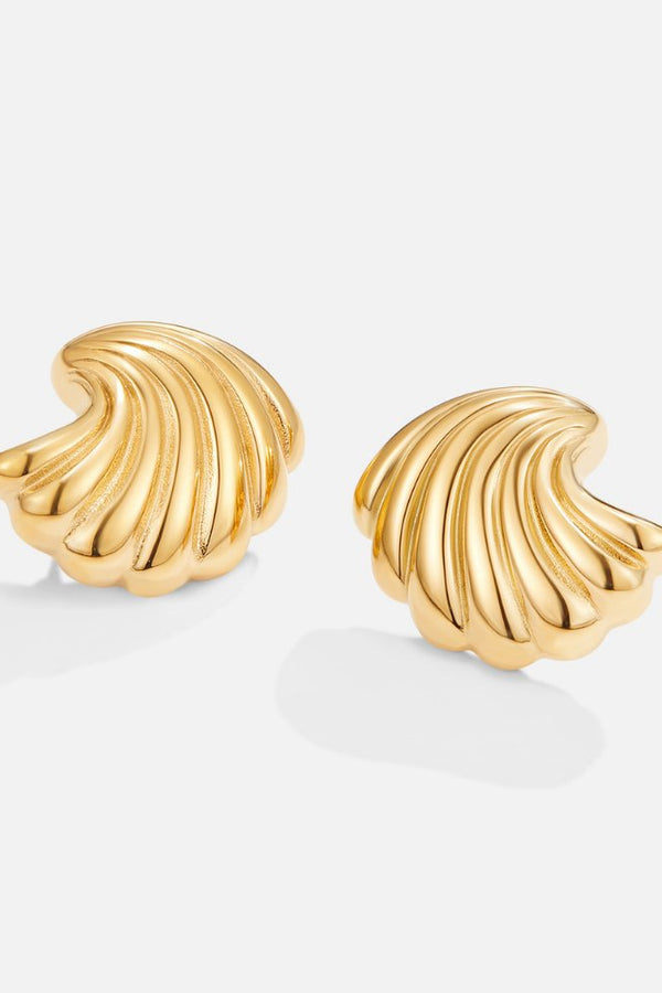 Anneliese – Goldene Ohrstecker in Muschelform.