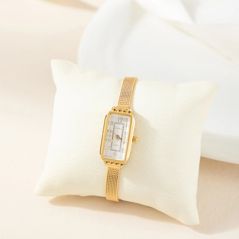 Theresa – Goldene Uhr mit rechteckigem Zifferblatt.