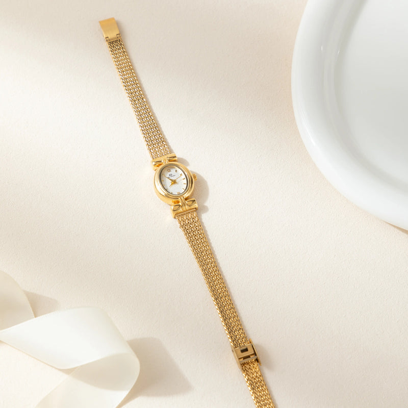 Selina – Goldene Uhr mit ovalem Design.
