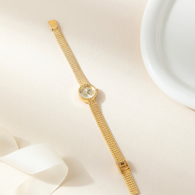 Magdalena – Goldene Uhr mit schmalem Band.