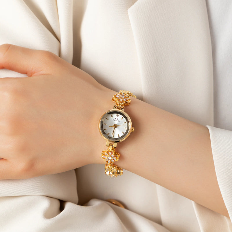 Elina – Goldene Uhr mit floral inspiriertem Armband.