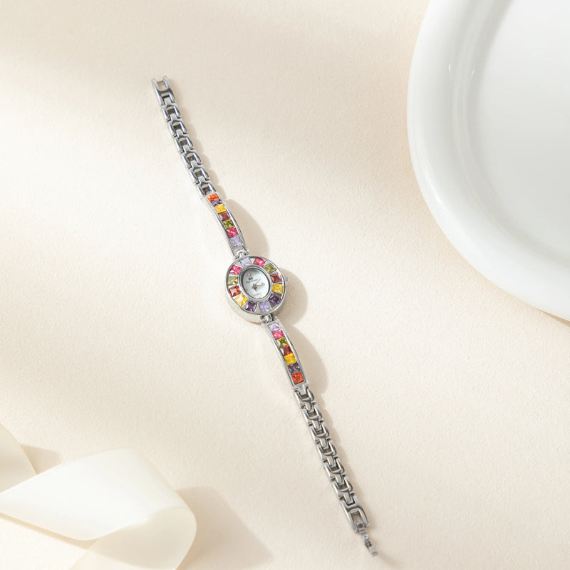 Amelie – Goldene Uhr mit Kristallrahmen.