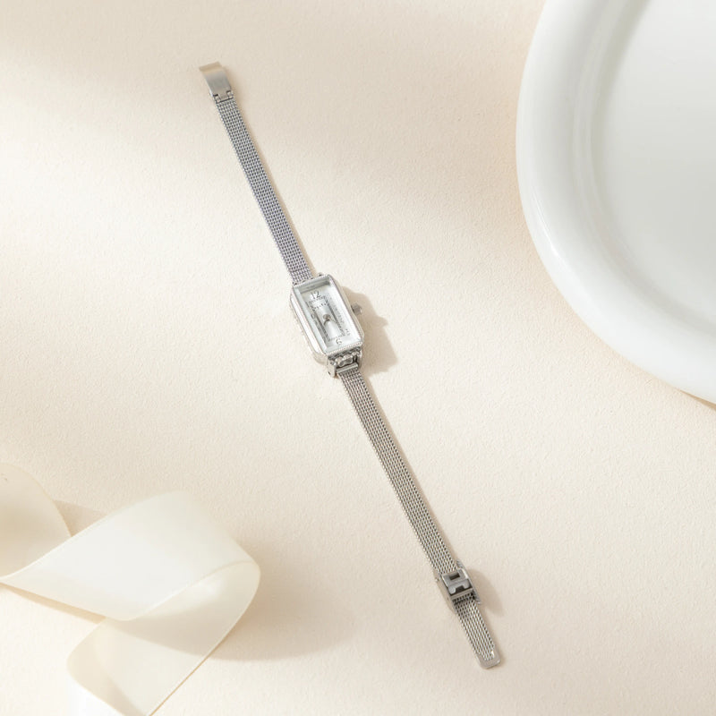 Theresa – Goldene Uhr mit rechteckigem Zifferblatt.