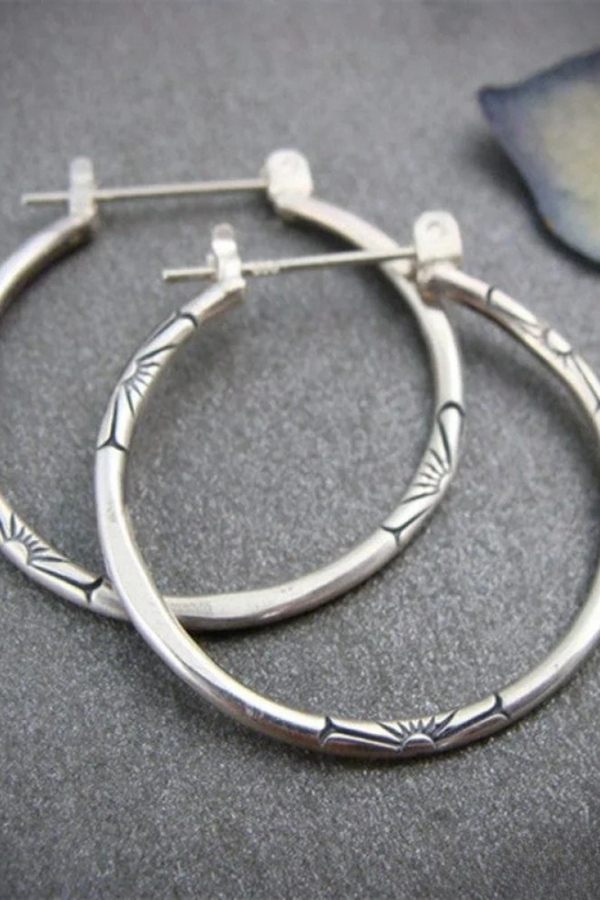 Amalia – Goldene Ohrringe mit rundem Design.