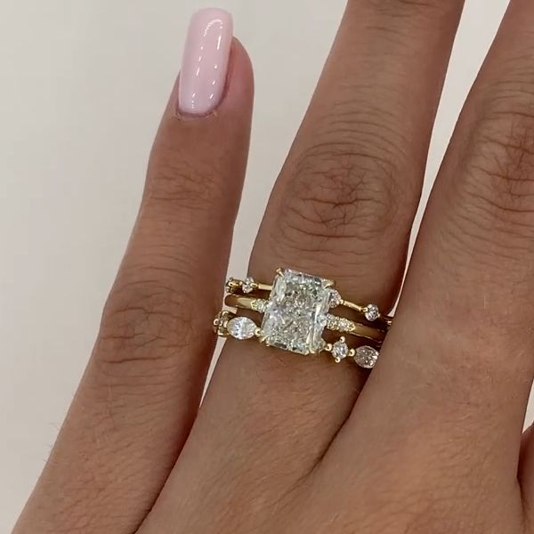 Nora – Diamantring im Schichtdesign mit feinem Glanz.