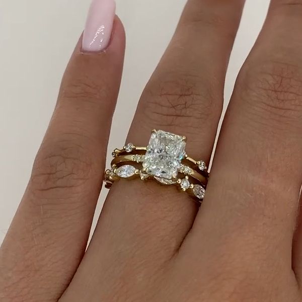 Nora – Diamantring im Schichtdesign mit feinem Glanz.