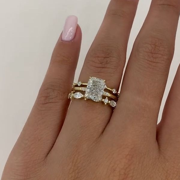 Nora – Diamantring im Schichtdesign mit feinem Glanz.