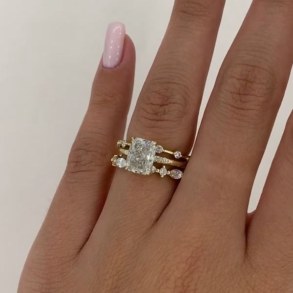 Nora – Diamantring im Schichtdesign mit feinem Glanz.