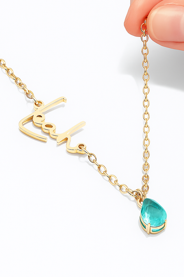 Livia – Goldene Halskette mit türkisfarbenem Tropfenanhänger.