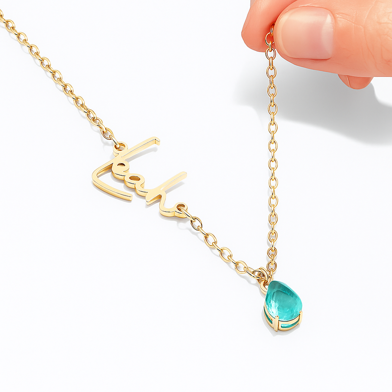 Livia – Goldene Halskette mit türkisfarbenem Tropfenanhänger.