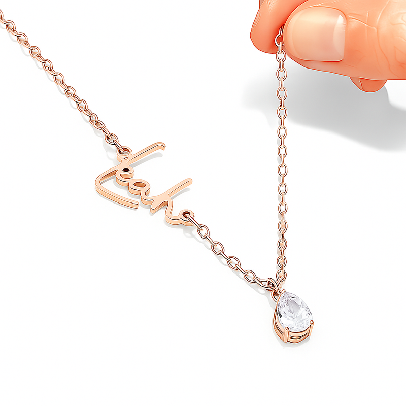 Livia – Goldene Halskette mit türkisfarbenem Tropfenanhänger.