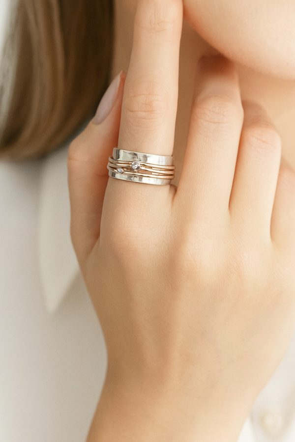 Marlene – Ein breiter, sanft gehämmerter Ring mit goldenen Akzenten.