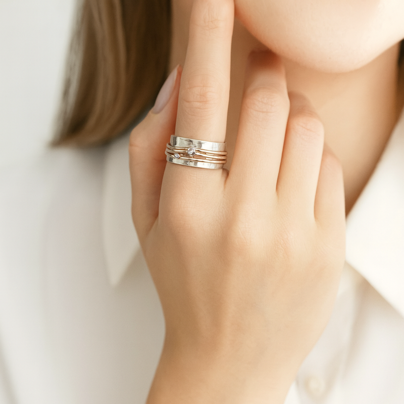 Marlene – Ein breiter, sanft gehämmerter Ring mit goldenen Akzenten.