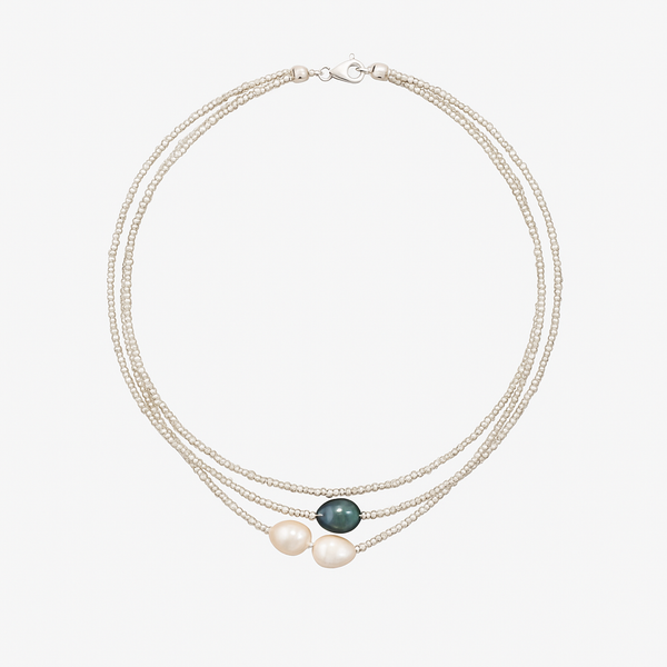 Helene – Eine feine, mehrreihige Perlenkette mit harmonischen Naturtönen.
