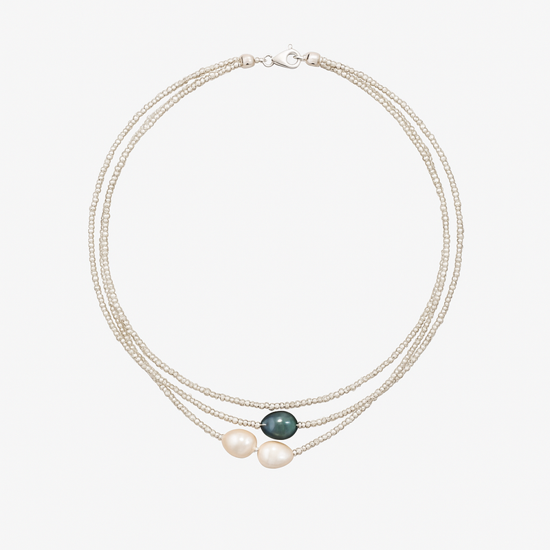 Helene – Eine feine, mehrreihige Perlenkette mit harmonischen Naturtönen.