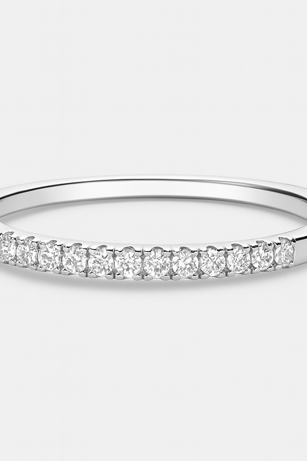 Alisa – Schmaler Eternity-Ring mit funkelnden Steinen.