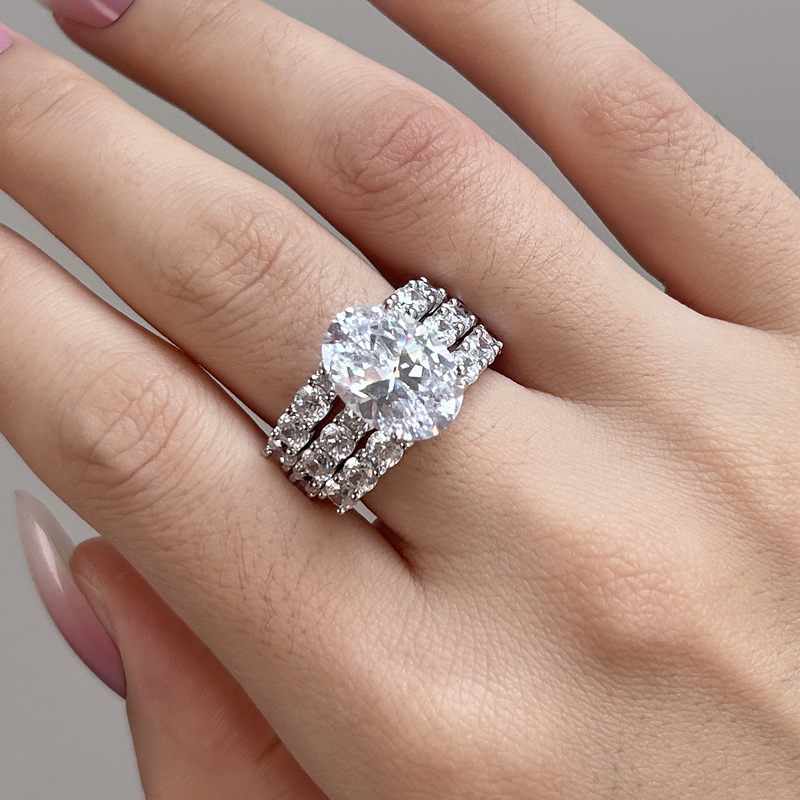 Greta – Silberner Diamantring mit ornamentalem Muster.