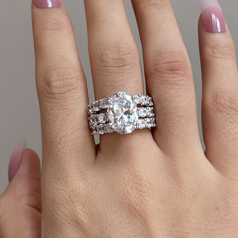 Greta – Silberner Diamantring mit ornamentalem Muster.