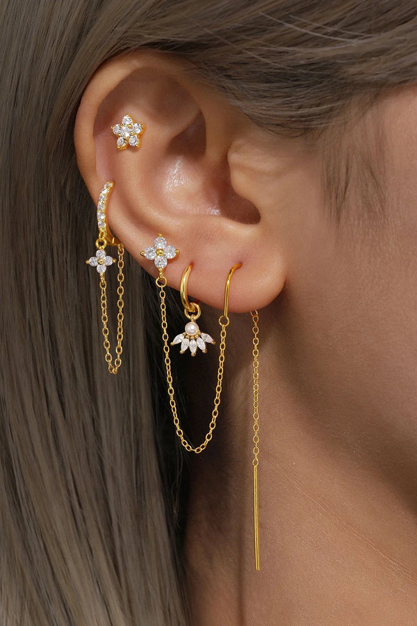 Clarissa – Goldene Ohrringe mit sanfter Kante.