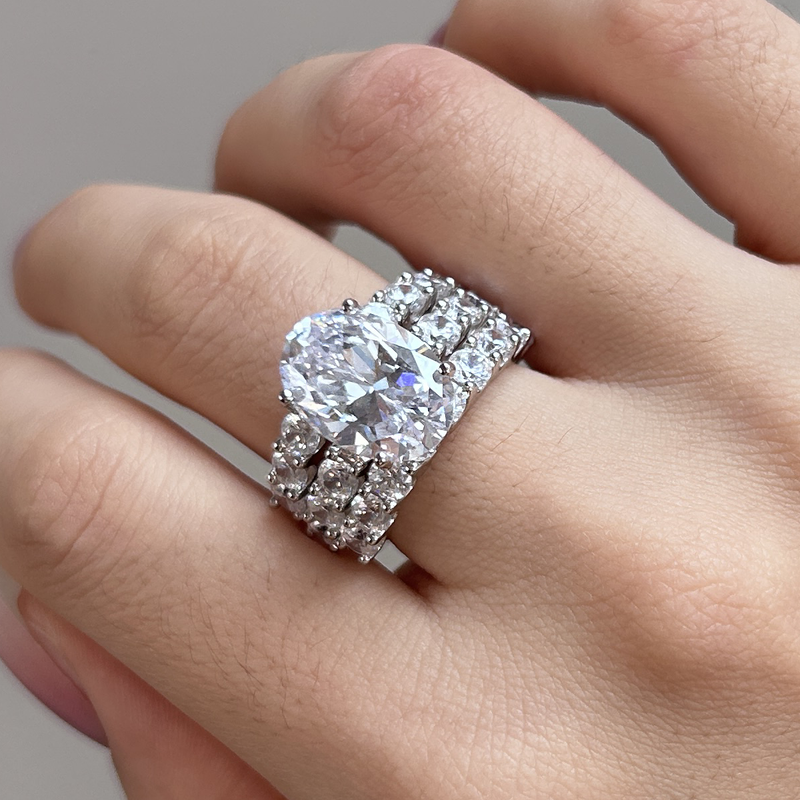 Greta – Silberner Diamantring mit ornamentalem Muster.