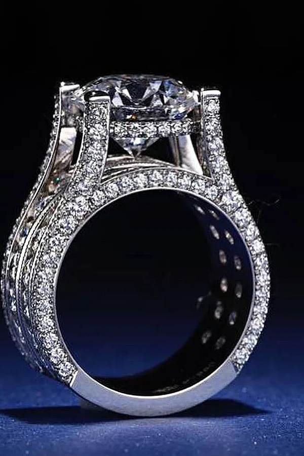 Jasmin – Hochglänzender Diamantring mit Vintage-Fassung.