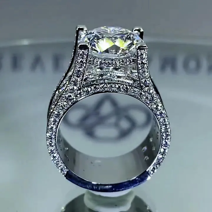 Jasmin – Hochglänzender Diamantring mit Vintage-Fassung.