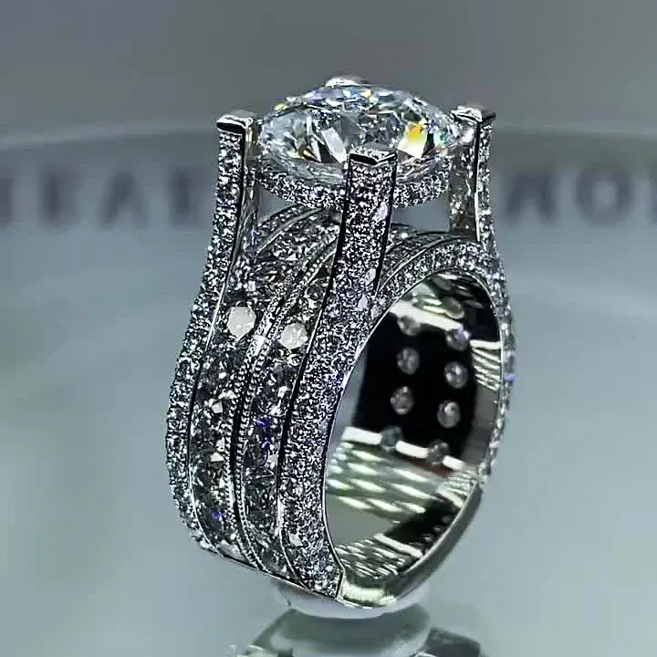 Jasmin – Hochglänzender Diamantring mit Vintage-Fassung.