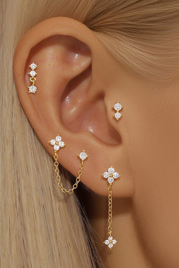 Mira – Feine goldene Ohrringe mit klarem Finish.