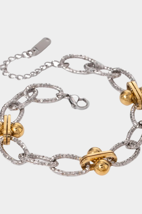 Klara – Goldarmband mit Perlenverzierung.