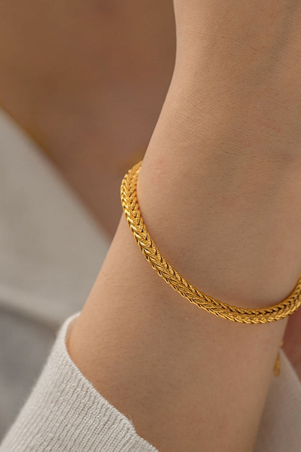 Katharina – Zartes Goldarmband mit schlichtem Banddesign.