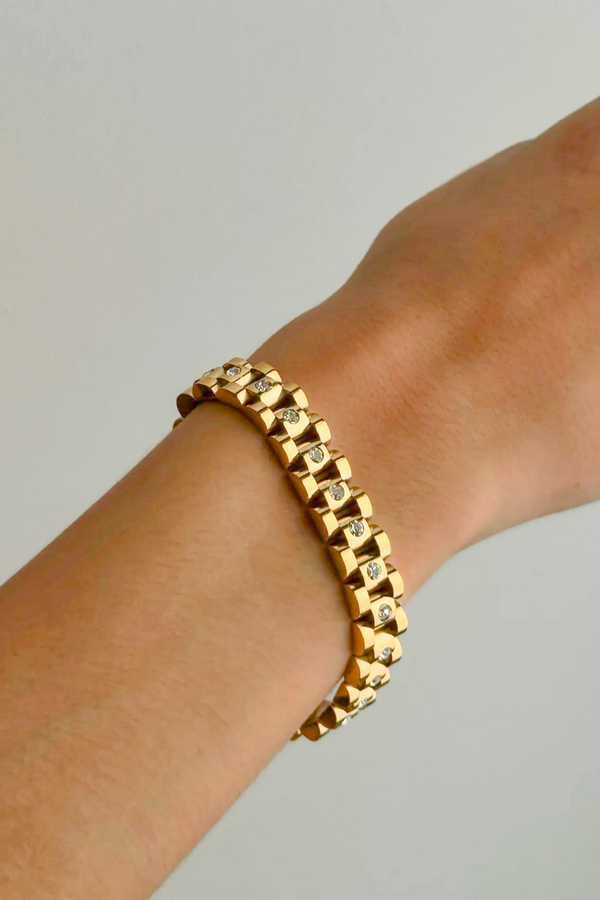 Amira – Goldenes Armband mit grober Gliederstruktur.