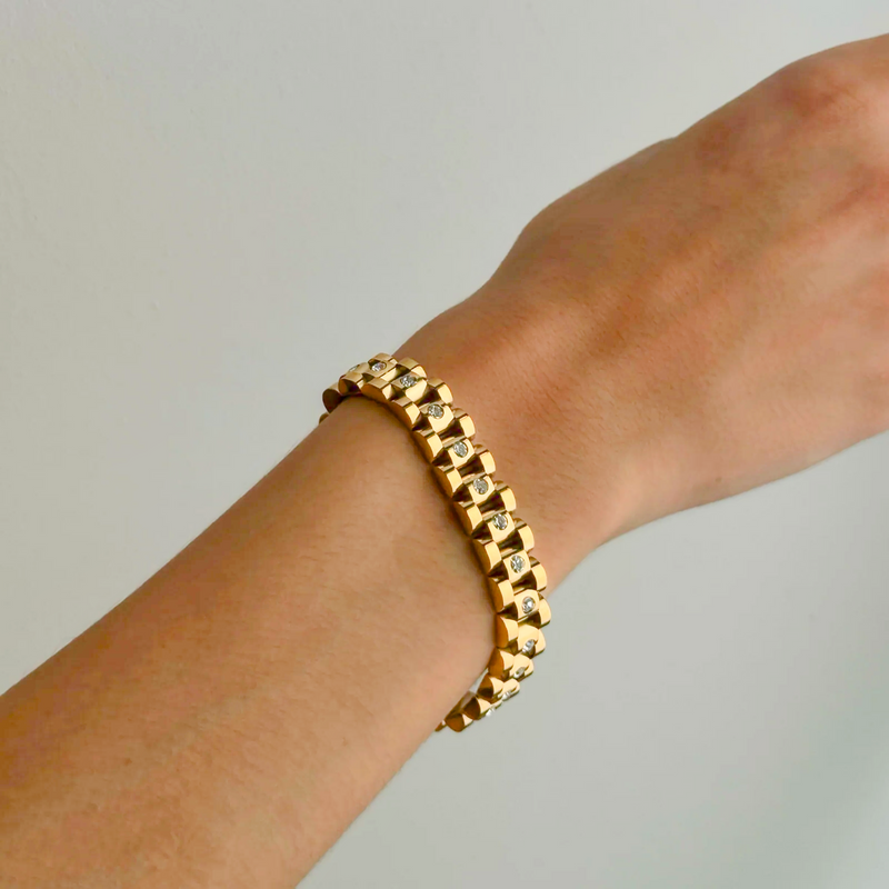 Amira – Goldenes Armband mit grober Gliederstruktur.